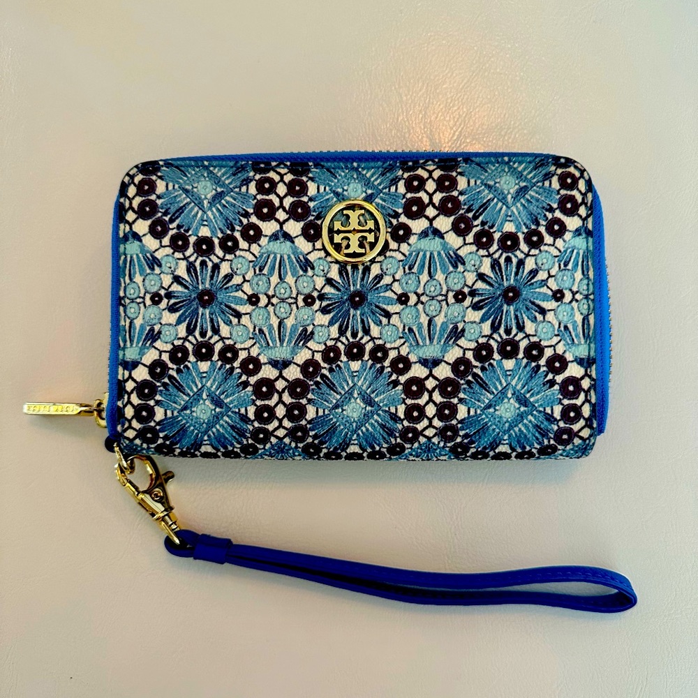 (1474) Tory Burch blue, Robinson zip around wristlet.